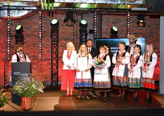 Na scenie stoją panie z koła gospodyń wiejskich, które są laureatkami konkursu