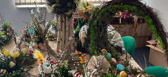 Ustawione na stoliku stroiki wielkanocne zgłoszone Konkursu Wielkanocnego