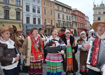 Zespół ludowy gra i śpiewa na starym mieście w Lublinie