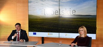 Członek Zarządu Województwa Lubelskiego Zdzisław Szwed oraz Dyrektor Departamentu Rolnictwa i Rozwoju Obszarów Wiejskich Ewa Szałachwiej podczas konferencji prasowej w dniu 24 stycznia 2022 roku.