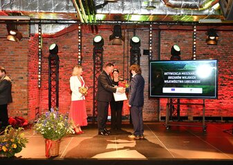 Wicemarszałek Województwa Lubelskiego, Marek Wojciechowski wręcza dyplom rolnikowi, który wygrał konkurs Agroliga
