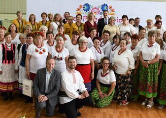 Duża grupa osób stoi przed sceną. Są to uczestnicy półfinału konkursu "Kobieta Przedsiębiorcza". Uczestnicy ubrani są w regionalne stroje ludowe. Wśród osób na scenie jest Pan Zdzisław Szwed, Członek Zarządu Województwa Lubelskiego, Pani Ewa Szałachwiej, dyrektor Departamentu Rolnictwa i Rozwoju obszarów Wiejskich