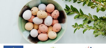 Jajka w miseczce na zielonym tle, po prawej stronie gałązki bukszpanu. W lewym górnym rogu napis w dwóch wersach: Konkurs Wielkanocny. na dole grafiki logotypy Unii Europejskiej, Lubelskie Smakuj Zycie, Krajowej Sieci Obszarów Wiejskich oraz Programu Rozwoju Obszarów Wiejskich na lata 2014-2020. Pod logotypami napis "Europejski Fundusz Rolny na rzecz Rozwoju Obszarów Wiejskich: Europa inwestująca w obszary wiejskie".