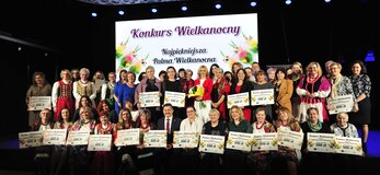 Laureatki Konkursu Wielkanocnego z wszystkich trzech kategorii wraz z Członkiem Zarządu Województwa Lubelskiego Zdzisławem Szwedem i Dyrektor Departamentu Rolnictwa i Rozwoju Obszarów Wiejskich Ewą Szałachwiej. W ręku trzymają symboliczne czeki oraz torebki prezentowe. W tle ekran z napisem Konkurs Wielkanocny, poniżej nazwa kategorii: „Najpiękniejsza Palma Wielkanocna”