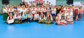 Wszystkie uczestniczki półfinału konkursu Kobieta Gospodarna Wyjątkowa w dniu 2 lipca 2022 roku w Chełmie stojące w kilku rzędach w półokręgu. Pośród nich członek zarządu województwa lubelskiego Zdzisław Szwed, dyrektor Departamentu Rolnictwa i Rozwoju Obszarów Wiejskich Ewa Szałachwiej.