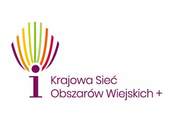 Logotyp Krajowej Sieci Obszarów Wiejskich Plus to grafika drzewka w w kolorach fioletowym czerwonym, żółtym i zielonym z napisem po prawej stronie Krajowa Sieć Obszarów Wiejskich +