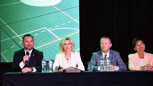 Za stołem prezydialnym podczas konferencji „Wsparcie rozwoju sportu, rekreacji i turystyki na obszarach wiejskich województwa lubelskiego w ramach Planu Strategicznego dla Wspólnej Polityki Rolnej na lata 2023–2027 – LEADER”, siedzą cztery osoby: od lewej strony wicemarszałek województwa lubelskiego Marek Wojciechowski, dyrektor Departamentu Rolnictwa i Rozwoju Obszarów Wiejskich Urzędu Marszałkowskiego Województwa Lubelskiego w Lublinie - Ewa Szałachwiej, radny województwa lubelskiego Michał Mulawa i zastępca dyrektora Departamentu Rolnictwa i Rozwoju Obszarów Wiejskich Urzędu Marszałkowskiego Województwa Lubelskiego w Lublinie – Dorota Kozak. Do uczestników konferencji przez mikrofon mówi wicemarszałek Marek Wojciechowski.