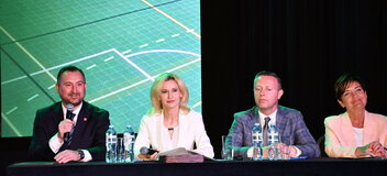 Za stołem prezydialnym podczas konferencji „Wsparcie rozwoju sportu, rekreacji i turystyki na obszarach wiejskich województwa lubelskiego w ramach Planu Strategicznego dla Wspólnej Polityki Rolnej na lata 2023–2027 – LEADER”, siedzą cztery osoby: od lewej strony wicemarszałek województwa lubelskiego Marek Wojciechowski, dyrektor Departamentu Rolnictwa i Rozwoju Obszarów Wiejskich Urzędu Marszałkowskiego Województwa Lubelskiego w Lublinie - Ewa Szałachwiej, radny województwa lubelskiego Michał Mulawa i zastępca dyrektora Departamentu Rolnictwa i Rozwoju Obszarów Wiejskich Urzędu Marszałkowskiego Województwa Lubelskiego w Lublinie – Dorota Kozak. Do uczestników konferencji przez mikrofon mówi wicemarszałek Marek Wojciechowski.