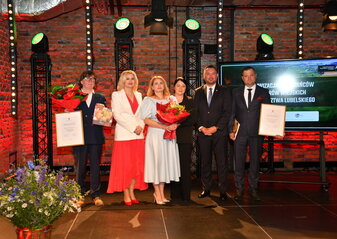 Laureaci konkursu Agroliga stoją na scenie w przedstawicielami władz Województwa