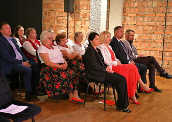 Uczestnicy spotkania oglądają występ zespołu ludowego podczas spotkania