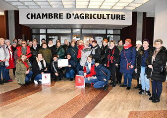 Grupa kobiet, 40 osób, stoi przed wejściem do budynku. Są to laureatki półfinału konkursu „Kobieta Przedsiębiorcza” i uczestniczki wyjazdu studyjnego, który był pierwszą nagrodą dla zwycięzców. Na wejściu budynku jest duży napis Chambre D'Agriculture co znaczy w języku polskim „Izba Rolnicza”.