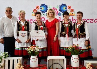 Na scenie panie z koła gospodyń wiejskich które zwyciężyło w półfinale konkursu Kobieta Przedsiębiorcza w powiecie łęczyńskim