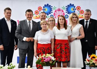 Koło Gospodyń Wiejskich Bezwolanki, które zajęło trzecie miejsce w półfinale konkursu Kobieta Przedsiębiorcza stoi na scenie z Panem Zdzisławem Szwedem, Członkiem Zarządu Województwa Lubelskiego, Panią Ewą Szałachwiej, Dyrektor Departamentu Rolnictwa i Rozwoju Obszarów Wiejskich, Starostą Radzyńskim, Wicestarostą Radzyńskim i Burmistrzem Miasta Radzyń