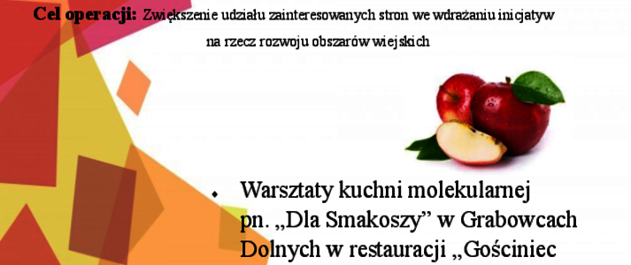 Plakat informujący o kolejnym etapie realizacji operacji „Ułęskie Święto Jabłka” realizowanej przez Gminna Biblioteka Publiczna w Ułężu. Warsztaty kuchni molekularnej pn. „Dla Smakoszy” w Grabowcach Dolnych w restauracji „Gościniec pod Lasem” oraz spotkanie z właścicielami Tłoczni Soków Państwem Sarą i Pawłem Poterków z Trzcianek odbędzie się 3 sierpnia 2021 r. Wzdłuż lewej strony plakatu widoczne żółte, brązowe i różowe rąby. W górnym prawym roku widoczne logo Gminnej Biblioteki Publicznej w Ułężu.