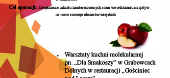 Plakat informujący o kolejnym etapie realizacji operacji „Ułęskie Święto Jabłka” realizowanej przez Gminna Biblioteka Publiczna w Ułężu. Warsztaty kuchni molekularnej pn. „Dla Smakoszy” w Grabowcach Dolnych w restauracji „Gościniec pod Lasem” oraz spotkanie z właścicielami Tłoczni Soków Państwem Sarą i Pawłem Poterków z Trzcianek odbędzie się 3 sierpnia 2021 r. Wzdłuż lewej strony plakatu widoczne żółte, brązowe i różowe rąby. W górnym prawym roku widoczne logo Gminnej Biblioteki Publicznej w Ułężu.