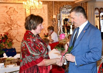 Pan Zdzisław Szwed, Członek zarządu Województwa Lubelskiego wręcza różę pani z koła gospodyń wiejskich