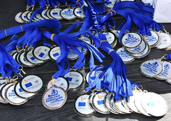 Medale dla uczestników rajdu :Lubelskie Rowerowe z KSOW-em" rozłożone na stole