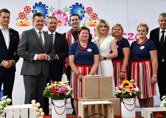 Koło Gospodyń Wiejskich w Sętkach, które zajęło drugie miejscemiejsce w półfinale konkursu Kobieta Przedsiębiorcza stoi na scenie z Panem Zdzisławem Szwedem, Członkiem Zarządu Województwa Lubelskiego, Panią Ewą Szałachwiej, Dyrektor Departamentu Rolnictwa i Rozwoju Obszarów Wiejskich, Starostą Radzyńskim, Wicestarostą Radzyńskim i Burmistrzem Miasta Radzyń 