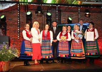 Na scenie stoją panie z koła gospodyń wiejskich, które są laureatkami konkursu