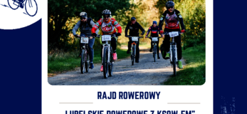 Plakat informujący o organizowanym rajdzie rowerowym. Rajd pod nazwa "Lubelskie rowerowe z KSOW-em" odbędzie się 27 lipca 2014 roku w Tomaszowie Lubelskim. Początek rajdu o godzinie 10.00. Na plakacie, pośrodku jest zdjęcie rowerzystów jadących przez las. Tło plakatu jest w kolorze niebieskim. W lewym górnym rogu widnieje grafika rowerzysty, a w prawym dolnym rogu grafika śladu opony. Poniżej widnieją logotypy, kolejno: Unii Europejskiej, Województwa Lubelskiego, Krajowej Sieci Obszarów Wiejskich oraz Programu Rozwoju Obszarów wiejskich