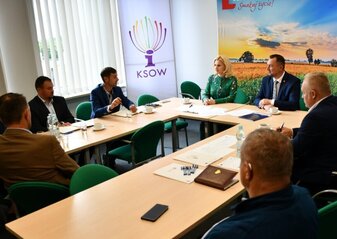 Członkowie Grupy Tematycznej do spraw rolnictwa rozmawiają przy stole 