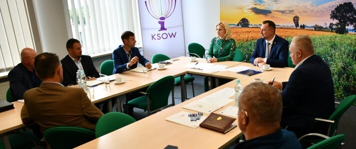 Członkowie Grupy Tematycznej do spraw rolnictwa rozmawiają przy stole 