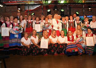 Na scenie stoją panie z koła gospodyń wiejskich, które są laureatkami konkursu