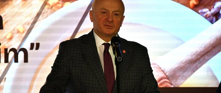 Marszałek Jarosław Stawiarski mówi do mikrofonu podczas konferencji „Wsparcie pszczelarstwa w województwie lubelskim. Jest to ujęcie pokazujące sylwetkę do pasa