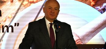 Marszałek Jarosław Stawiarski mówi do mikrofonu podczas konferencji „Wsparcie pszczelarstwa w województwie lubelskim. Jest to ujęcie pokazujące sylwetkę do pasa