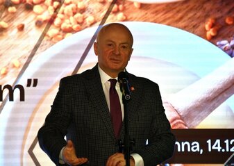 Marszałek Jarosław Stawiarski mówi do mikrofonu podczas konferencji „Wsparcie pszczelarstwa w województwie lubelskim. Jest to ujęcie pokazujące sylwetkę do pasa