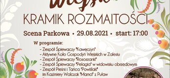 Plakat zapraszający na wydarzenie pod nazwą Wiejski Kramik Rozmaitości. W części górnej plakatu widoczne logotypy: flaga Unii Europejskie, Miejsko-Gminnego Centrum Kultury w Rykach, Krajowej Sieci Obszarów wiejskich oraz Programu Rozwoju obszarów Wiejskich na lata 2014-2020 oraz napis „Europejski Fundusz Rolny na rzecz Rozwoju Obszarów Wiejskich: Europa inwestująca w obszary wiejskie”. Poniżej informacje dotyczące wydarzenia: miejsce, termin oraz program:zespół śpiewaczy kawęczyn, Aktywne Koło Gospodyń Wiejskich w Zalesiu, Zespół Śpiewaczy Rososzanki, zespól śpiewaczy Pelagia w widowisku obrzędowym, zespół pieśni i tańca Powiślaki, ponadto warsztaty wikliniarskie i garncarskie, pokazy rzeźby ludowej, stoiska z rękodziełem, gotowanie w wielkim kotle.