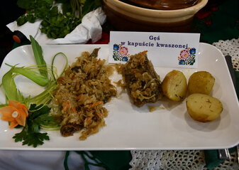 Potrawa "Gęś w kapuście kiszonej"