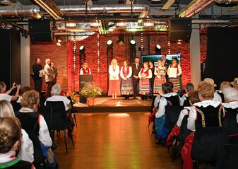 Na scenie stoją panie z koła gospodyń wiejskich, które są laureatkami konkursu