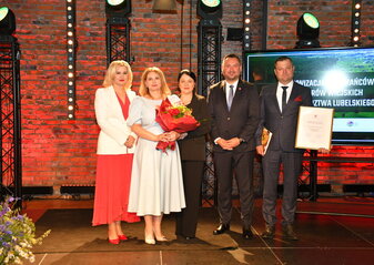 Laureaci konkursu Agroliga stoją na scenie w przedstawicielami władz Województwa