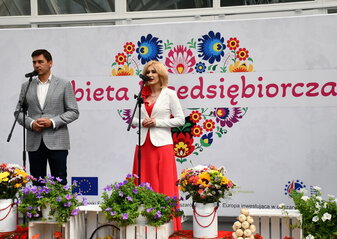 Na scenie stoi Pani Ewa Szałachwiej, Dyrektor Departamentu Rolnictwa i rozwoju Obszarów Wiejskich i Pan Dariusz Stefaniuk, Poseł na Sejm 