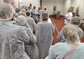 Uczestnicy wyjazdu studyjnego pod nazwą „Gospodarstwa ekologiczne” na Podlasie uczestniczą w warsztatach rozbioru mięsa na linii technologicznej w Podlaskim Ośrodku Doradztwa Rolniczego