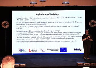 Na ekranie podczas konferencji „Wsparcie pszczelarstwa w województwie lubelskim” wyświetlona jest prezentacja dotycząca pogłowia pszczół w Polsce